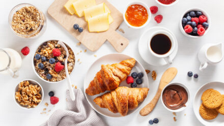Что не стоит есть на завтрак: 15 продуктов, которые вредят здоровью и фигуре